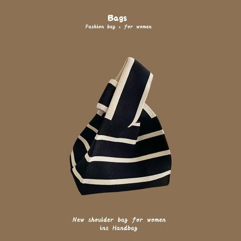 [สินค้าสมนาคุณงดจำหน่าย] กระเป๋าผ้าถัก คล้องมือ ลายดำขาว มูลค่า 199.-