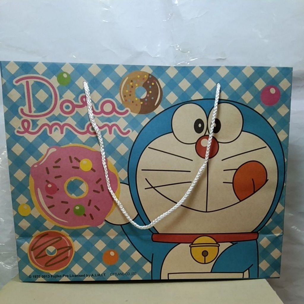 ถุงกระดาษหูหิ้วเป็นเชือกพิมพ์ลายโดเรม่อนลิขสิทธิ์แท้แฟชั่นสำหรับคุณสุภาพสตรีและสุภาพบุรุษ