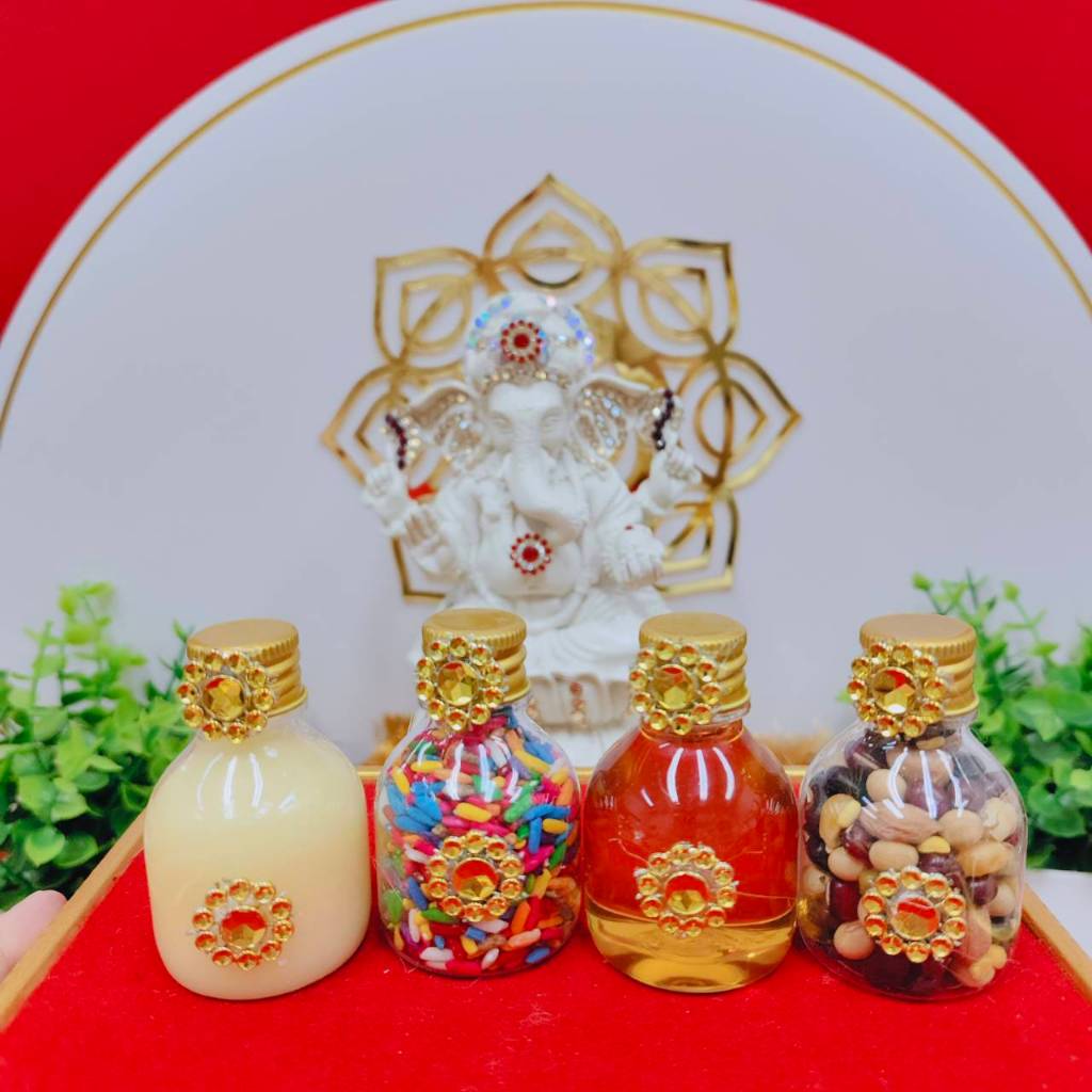MT-PRY44 ชุดไหว้4ขวดจิ๋ว (ขวดพลาสติก) ถวายพระพิฆเนศ พระแม่ลักษมี เนยกีย์ น้ำผึ้ง ข้าว 9 สี ถั่ว 9 สี น้ำกุหลาบ