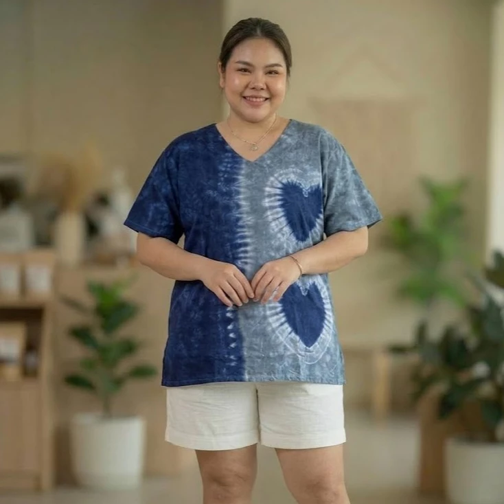 เสื้อแขนสั้นคอวี อก 48 ผ้าแมมเบิร์ตสปันงานมัดย้อม thumbnail 7
