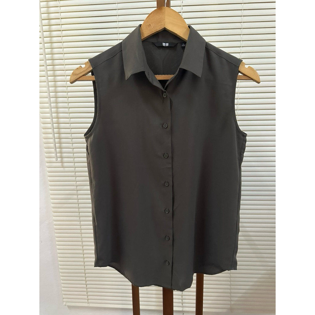 UNIQLO เสื้อเชิ้ตแขนกุด สีเทาดำ  Size : S ของแท้ 💯% [มือสอง]