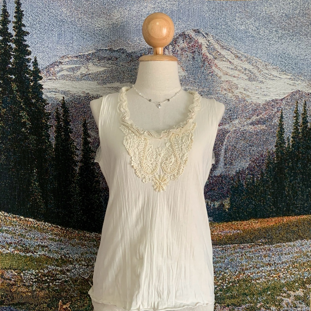 เสื้อกล้าม Axes femme อก36-38 มือสอง