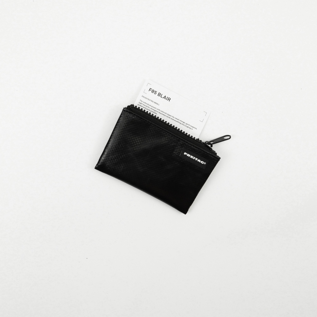 FREITAG F05 BLAIR  ผ้าดำ ซิปดำ ผ้าหนา เงา เกล็ดแบบคมสวยมากใบนี้ ผ้าสะอาดทั้งใบ ด้านในไม่มีคราบกาวเลย