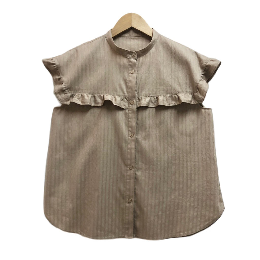 GU เสื้อคอจีน แขนกุดแต่งระบาย สีเบจ ป้าย L มือสอง