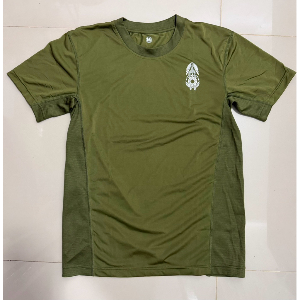 เสื้อยืดคอกลมสีเขียว  เสื้อยืดผ้าโพลีเอสเตอร์  สกรีนกองทัพบก  ใส่สบายระบายอากาศได้ดี