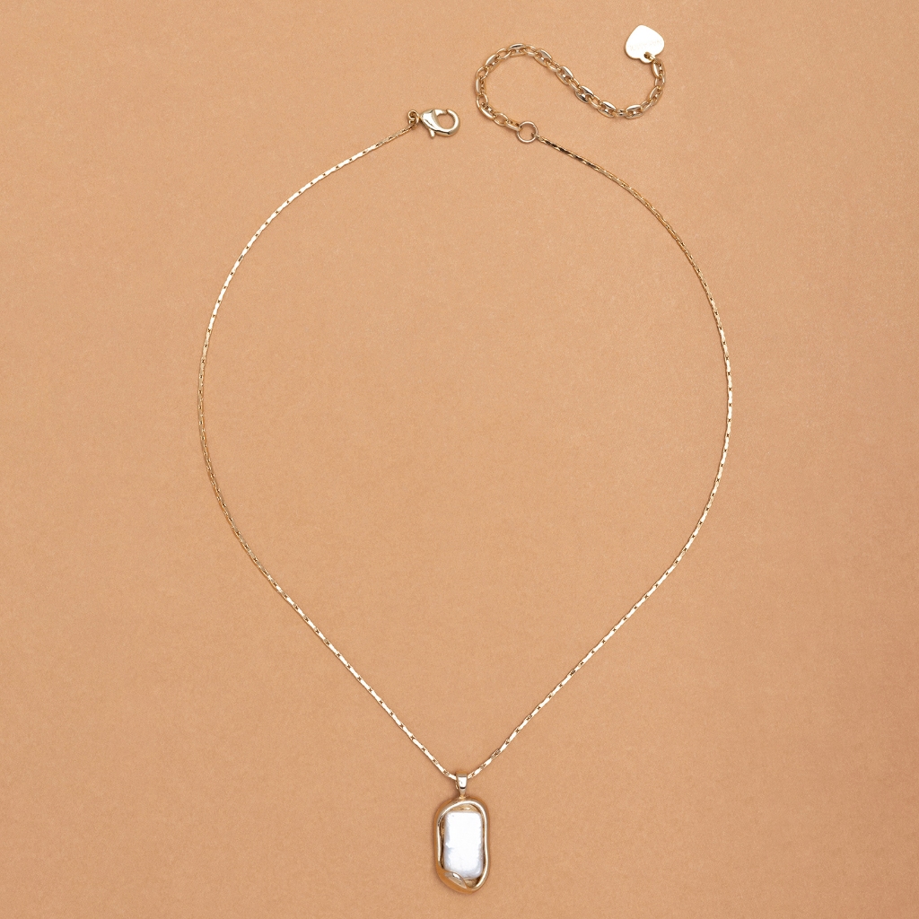 FLAT WHITE GOLD BEZEL PENDANT NECKLACE สร้อยคอจี้ขอบทอง ไข่มุกขาวทรงแบน
