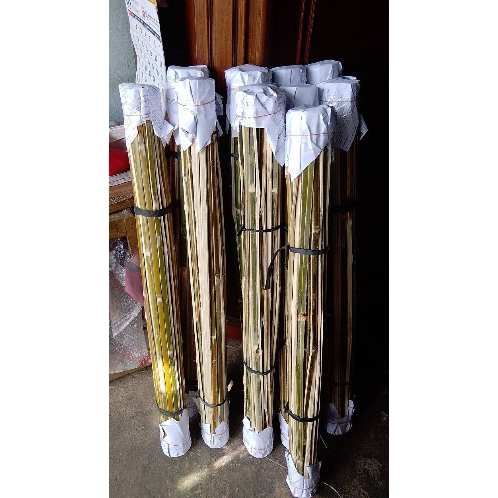 หลักไม้ไผ่ยึดต้นไม้ 90 ซม. ไม้ไผ่ผ่าซีก ปลายแหลมยาว เหลาลบคม – โปรปัง