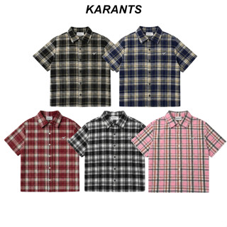 Karants เสื้อเชิ้ตสีพื้น โลโก้โลหะ ทรง Cropped Boxy ผ้า Flan…