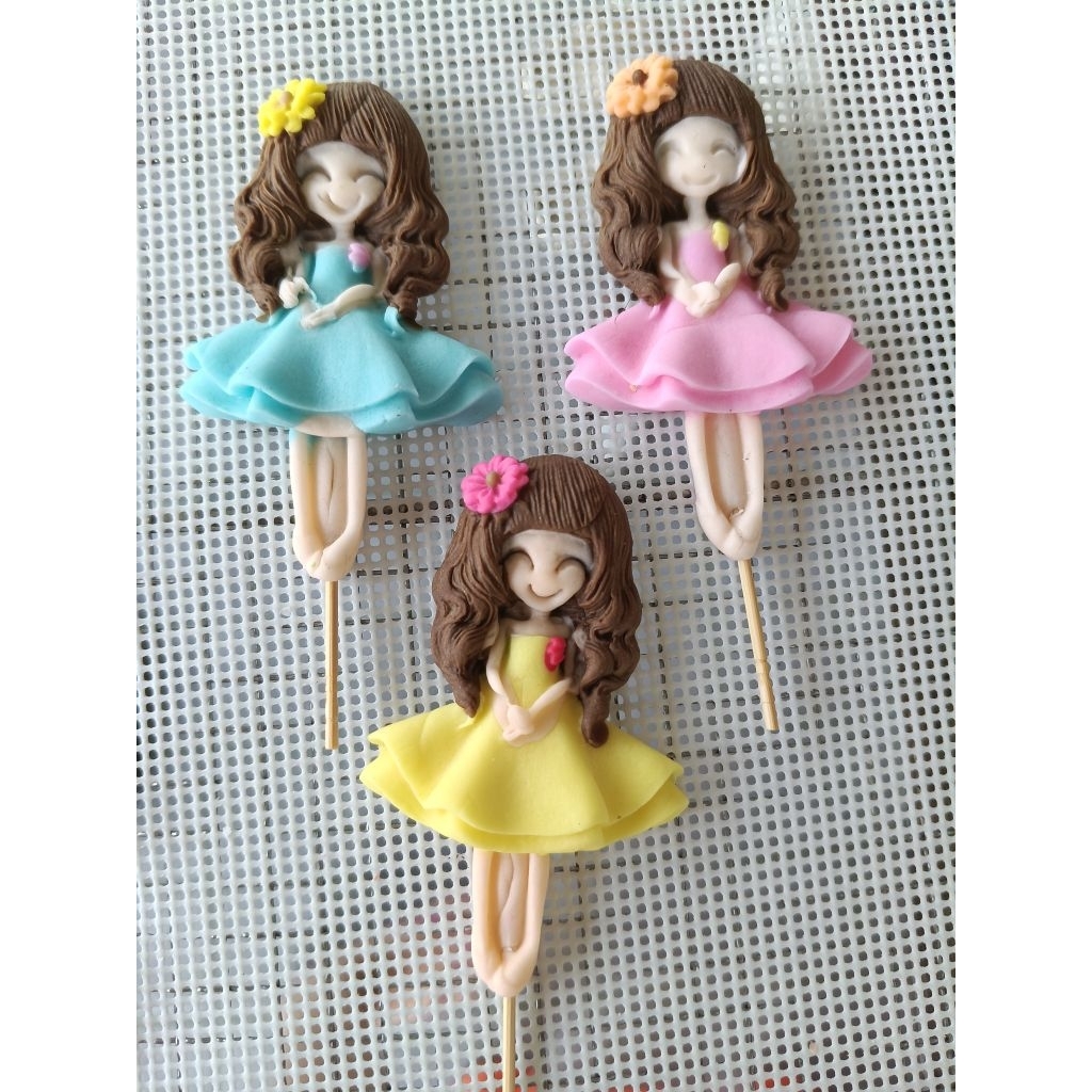 น้ำตาลกัมเพสแต่งเค้กเด็กหญิงกระโปรงบานคละสีชิ้นละ 25 บาท(ขอจัดส่งสินค้าขั้นต่ำ 50 บาทค่ะ)