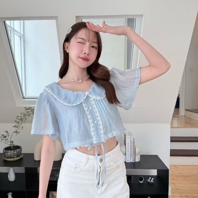 เสื้อคอบัวแขนสั้นแต่งชายลูกไม้กระดุมมุก