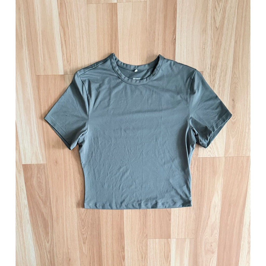 h&m move t shirt cropเขียวขี้ม้า