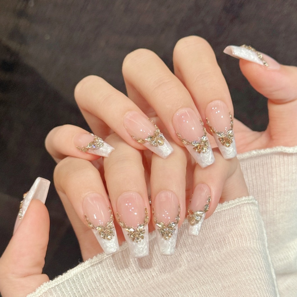 DeeMee มีสต็อกกรุงเทพ เล็บปลอมผีเสื้อโซ่ทอง ทำมือ สีชมพูอ่อน ติดถอดง่าย สไตล์หรูหรา เทรนด์สงกรานต์ สุดฮิต