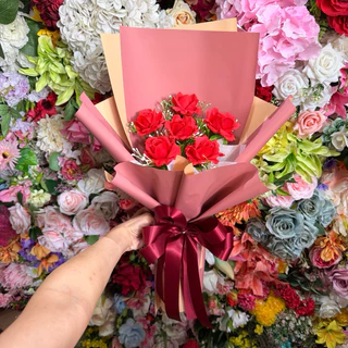 ช่อกุหลาบรุ่นโรสซี่ **มีหลายแบบ หลายสี** ช่อกุหลาบขนาดดอก 5-6 เซนสูง 55 กว้าง 30 เซน ปัจฉิม รับปริญญา วันเกิด