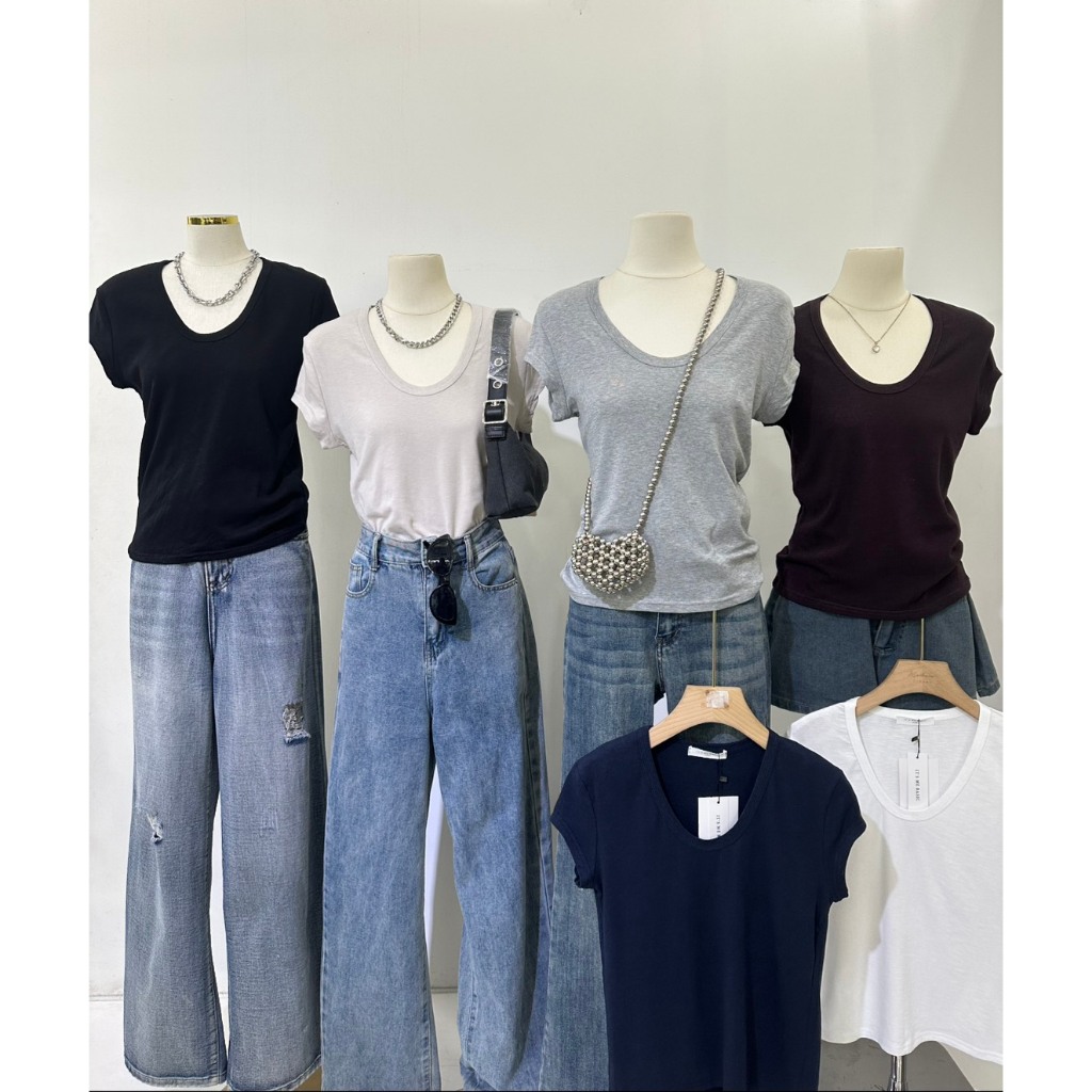 A1064 เสื้อยืดทรงสวย ใส่แล้วดูดี คอเว้ากำลังพอดี ผ้านุ่ม ใส่สบายทั้งวัน มีหลายสี