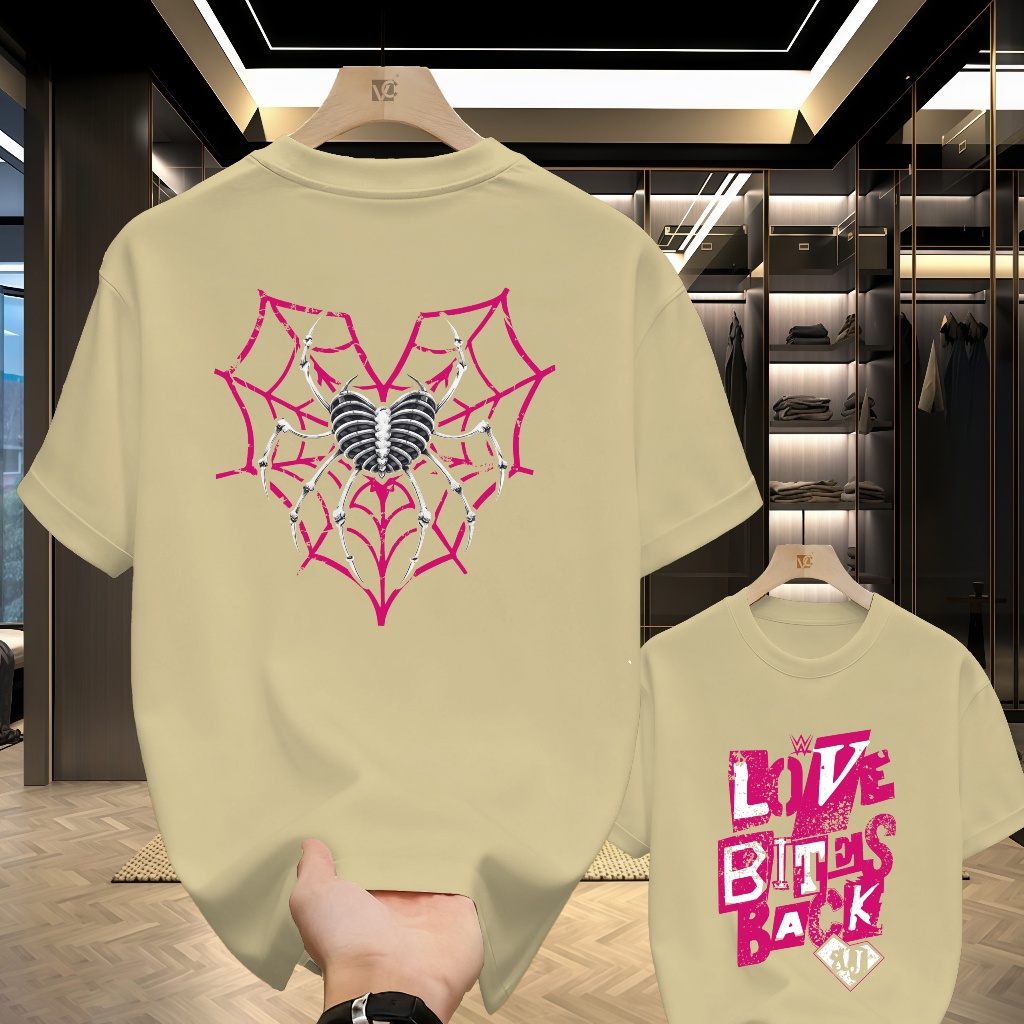 เสื้อยืดแขนสั้นคอกลมลายใยแมงมุม "Love Bites Spider Web" จาก AJ Lee ปี 2026