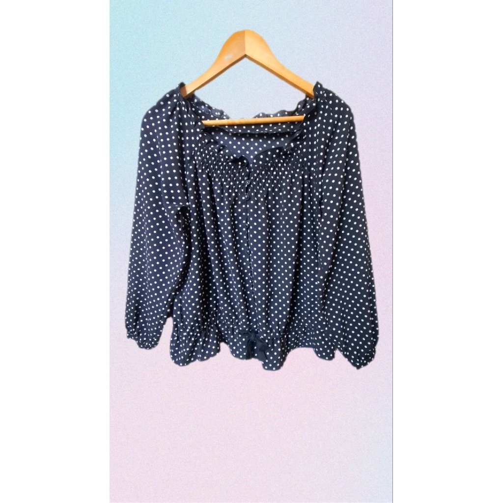 R319 เสื้อคอปาดดำลายจุดสีครีมสาวอวบ