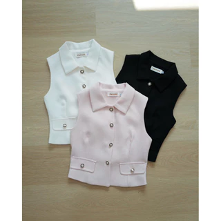 PETAL TOP (เฉพาะเสื้อ) เสื้อแขนกุดคอปกผ้าทวีตอัดกาวอยู่ทรง ดีเทลกระดุมสีดำตัดกับผ้า เพิ่มความคลาสสิกดูแพง
