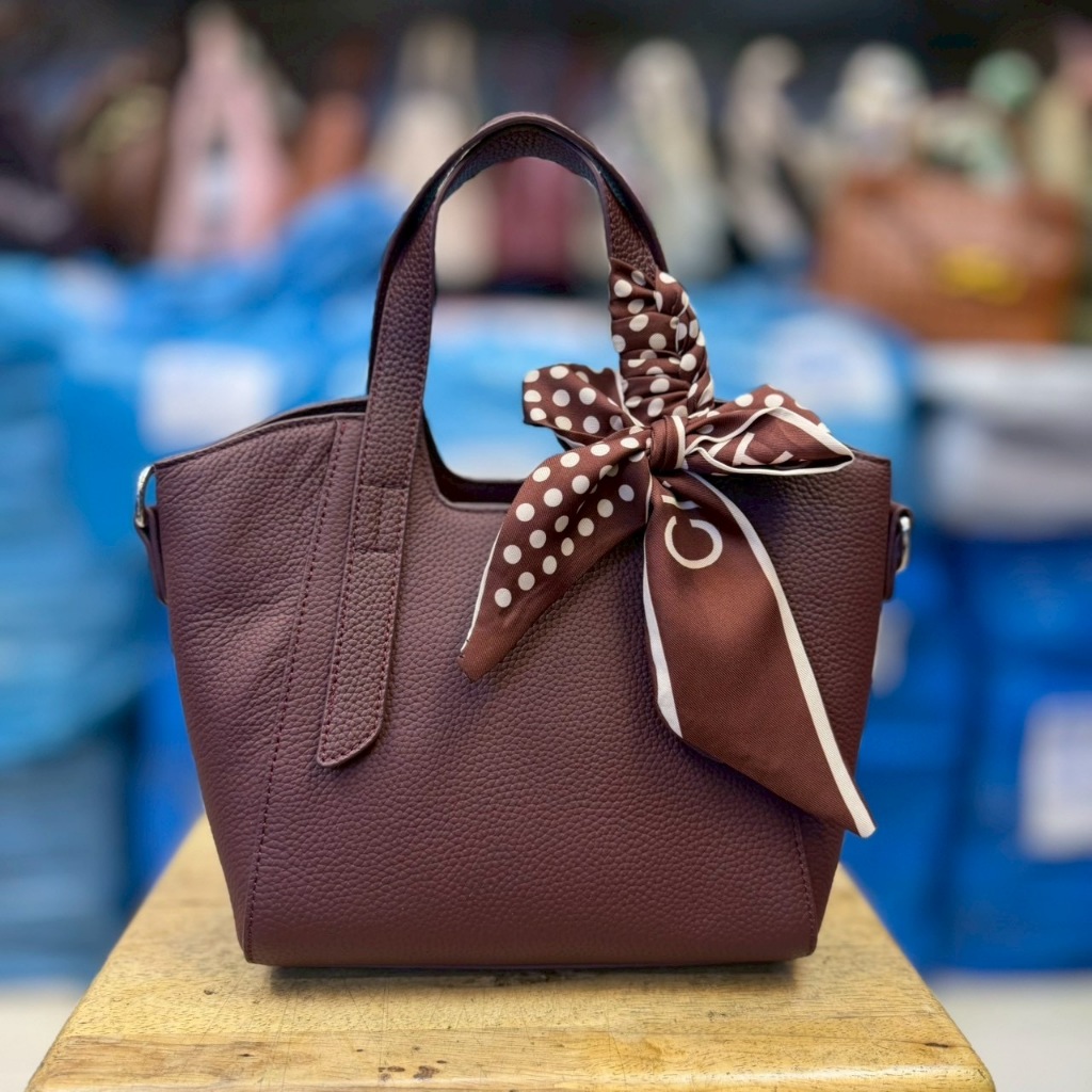 💥ใหม่💥TOPBAGS กระเป๋าสะพายข้างหนังวัวแท้ ดีไซน์สุดชิค สะพายได้ ถือคล้องมือได้ ดีไซน์สวย ทรงตั้งได้ (7 สี)