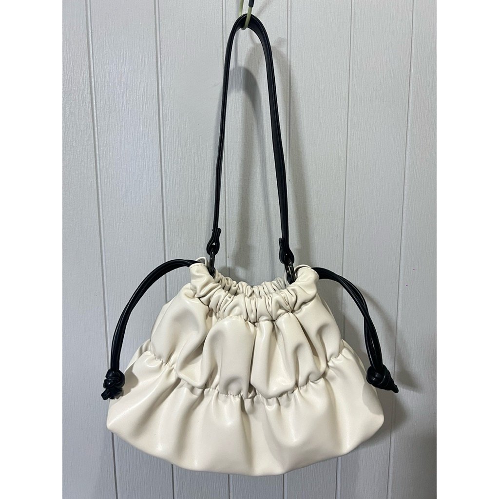 กระเป๋าทรงเกี๊ยวของ Just in case มือสอง