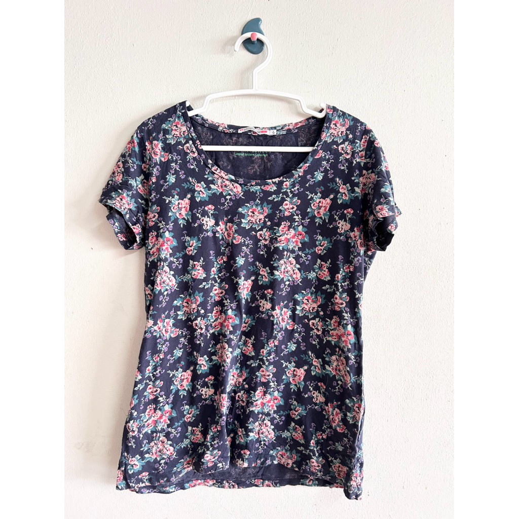 ยุนิL เสื้อยืดหญิงสีดำลายดอกรุ่น luara ashley