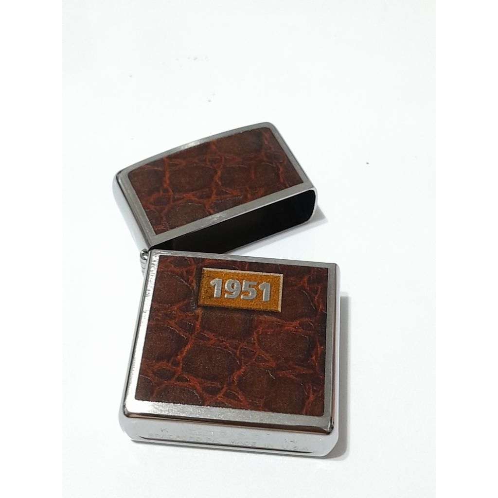 อะไหล่เฉพาะถังนอก zippo ขนาดมาตรฐาน ผลิตปี 2014 สีเงินผิวโครเมี่ยมขัดด้าน ลายแบบสกรีน รูป 1951 ของให