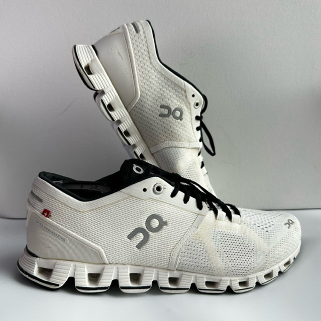 รองเท้ามือสอง On Running รุ่น Cloud X