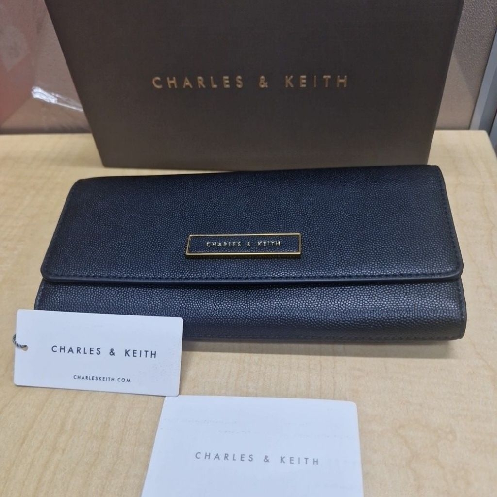 กระเป๋าสตางค์ CHARLES & KEITH