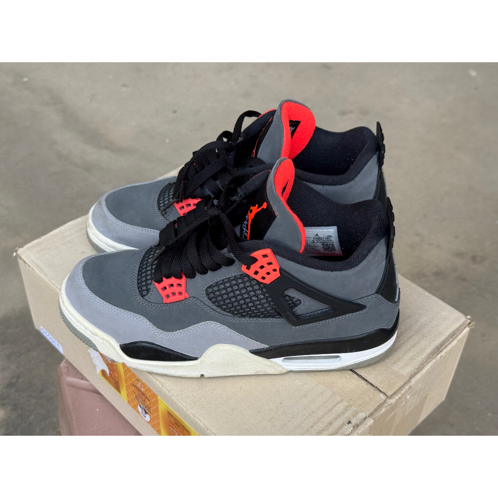 NIKE AIR JORDAN 4 RETRO
