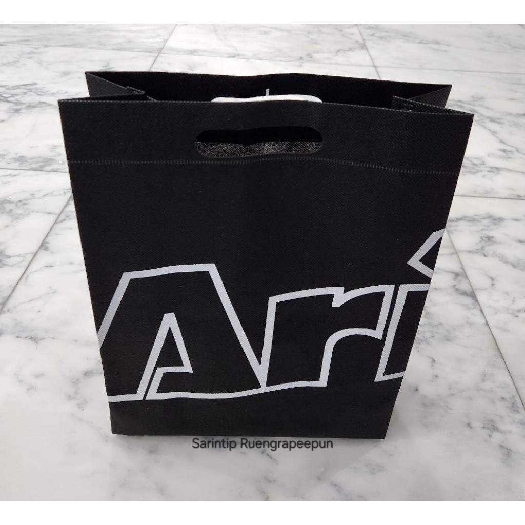 ARI OUTLINE SPUNBOND BAG ถุงผ้าอเนกประสงค์ สีดำอาริโลโก้แบบเส้นขอบขาว จาก Ari Shop ขนาด 27.5×35×10 ซ