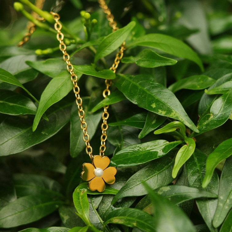 Valencia Haus • LUMI NECKLACE • [สร้อยคอใบโคลเวอร์แต่งมุก สีทอง สแตนเลส กันน้ำ]
