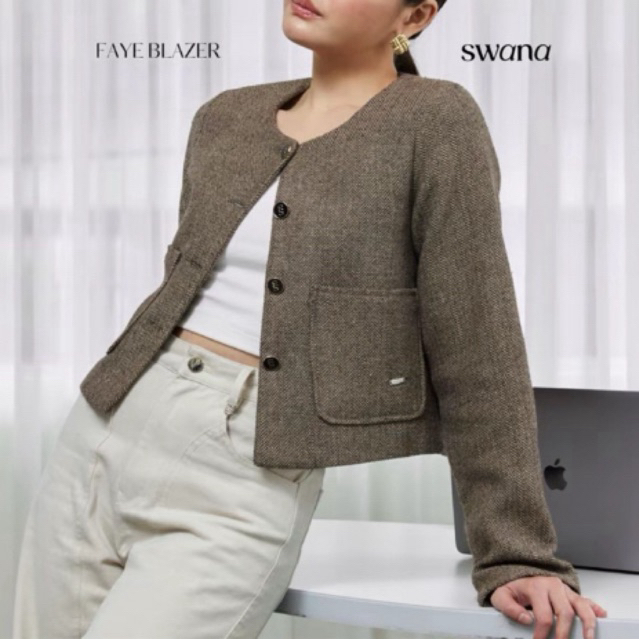 ส่งต่อ Swana.ss -  Faye blazer crop top M 🤍 เสื้อครอปเบเซอร์ ผ้าทวิตทอกระสอบ