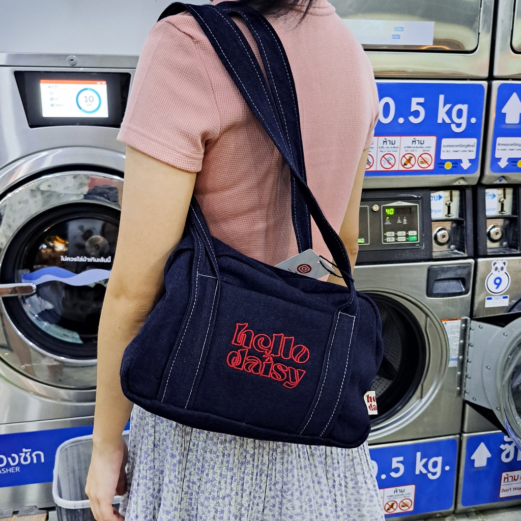 Hello Daisy  กระเป๋ายีนส์สีมาใหม่   ยีนส์ Navy เข้ม ปักโลโก้แดง ซิปแดง