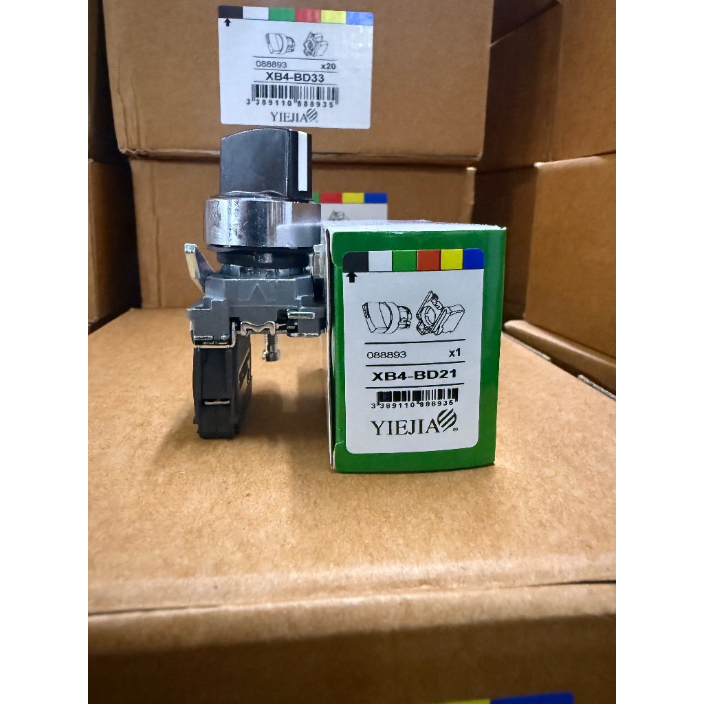 สวิตช์ซีเลคเตอร์ (Selector Switch) รุ่น XB4-BD21 จาก Schneider Electric ซึ่งเป็นสวิตช์แบบมือหมุน 2 ต