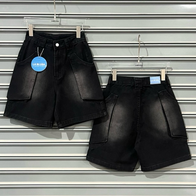 LABLUSA - LBS375 : กางเกงยีนส์ขาสั้น กระเป๋ายกกล่องอ้อมข้างขา แต่งเฟด