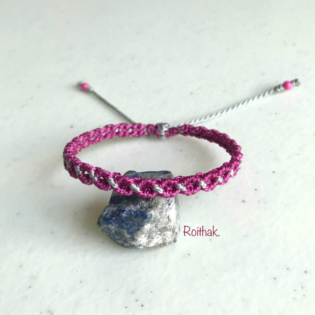 สร้อยข้อมือ macrame เชือกถักแฮนเมด สีม่วงอมชมพูสลับลายสีเทาเงิน