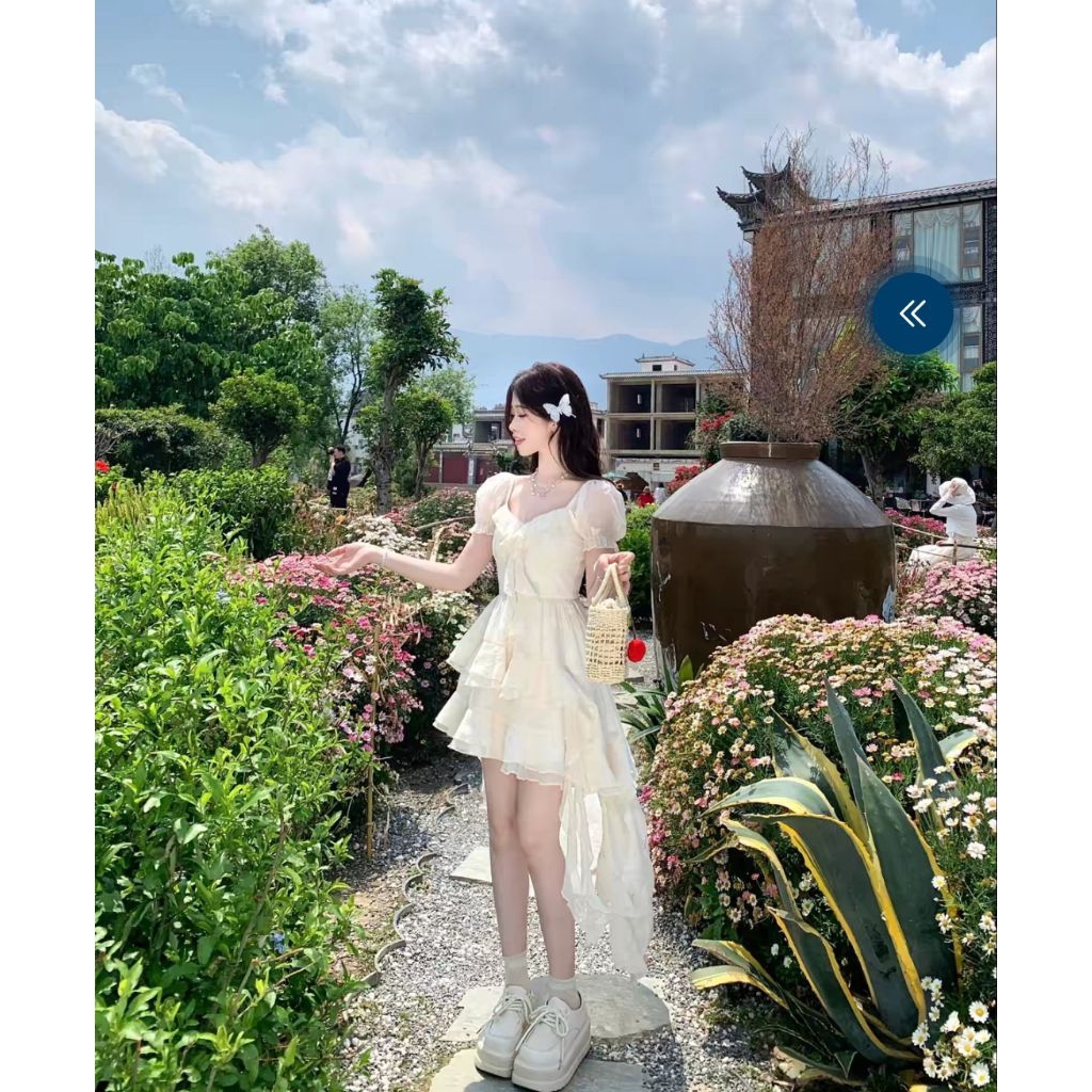 เดรสดีไซน์นางฟ้า หวานละมุน สวยมากแต่งระบาย ดีไซน์ชายกระโปรงหน้าสั้นหลังยาว เข้ารูปช่วงเอวแขนสั้นดูอ่อนหวานมีเสน่ห์น่ารัก