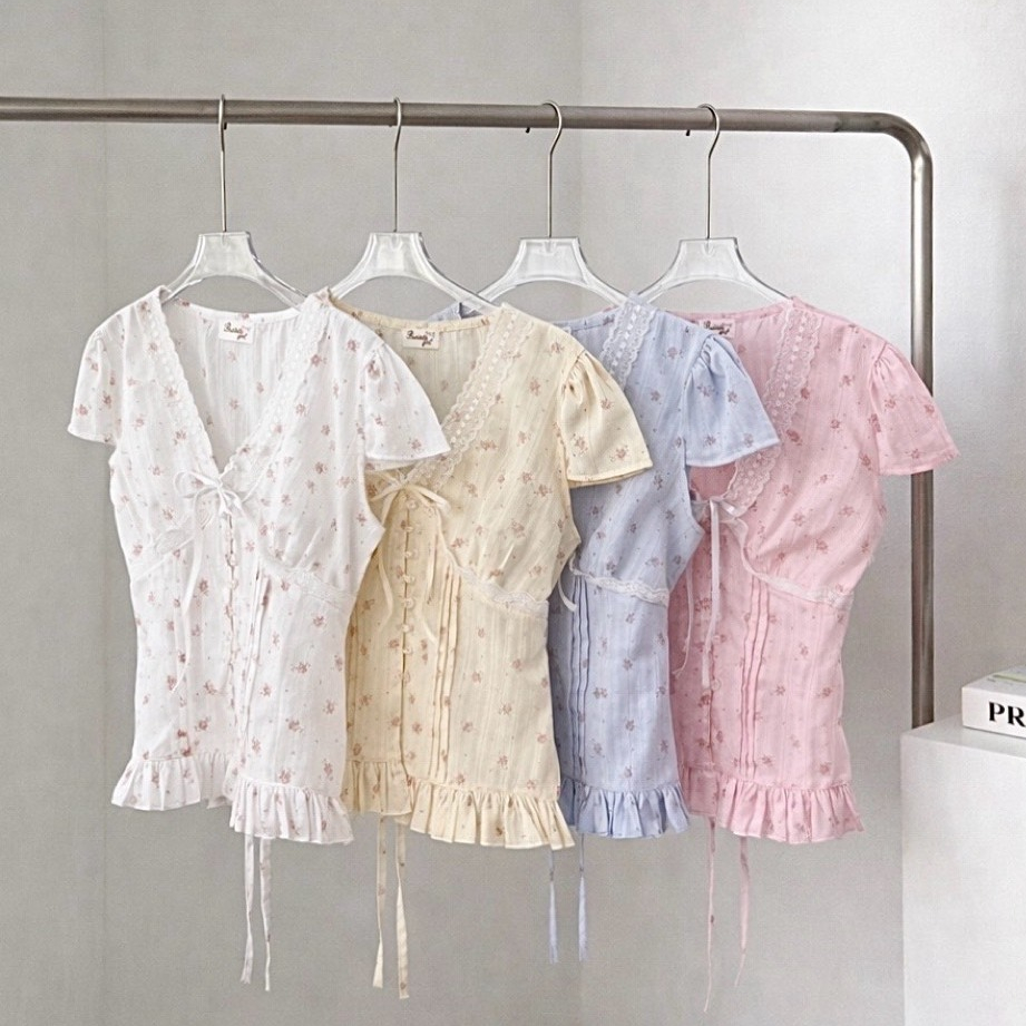 4 สี เสื้อครอปลายดอกไม้คอวี เสื้อครอปแขนสั้นคอวีผ้าลายดอกไม้แต่งโบว์ที่อก ช่วงล่างแต่งระบาย BUBBLE (B006)