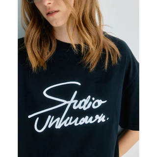 STUDIO UNKNOWN - Signature Script T-Shirt เสื้อยืดแบรนด์ดีไซน์ตัวเขียนสกรีนด้วยเทคนิค DFT