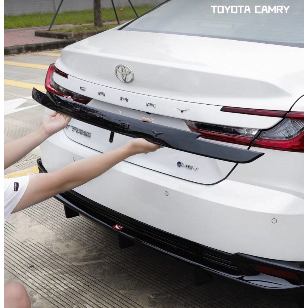 คิ้วคาดหลังฝากระโปรงท้าย พร้อมอักษร Camry เข้ารูปสวย  Camry 2025