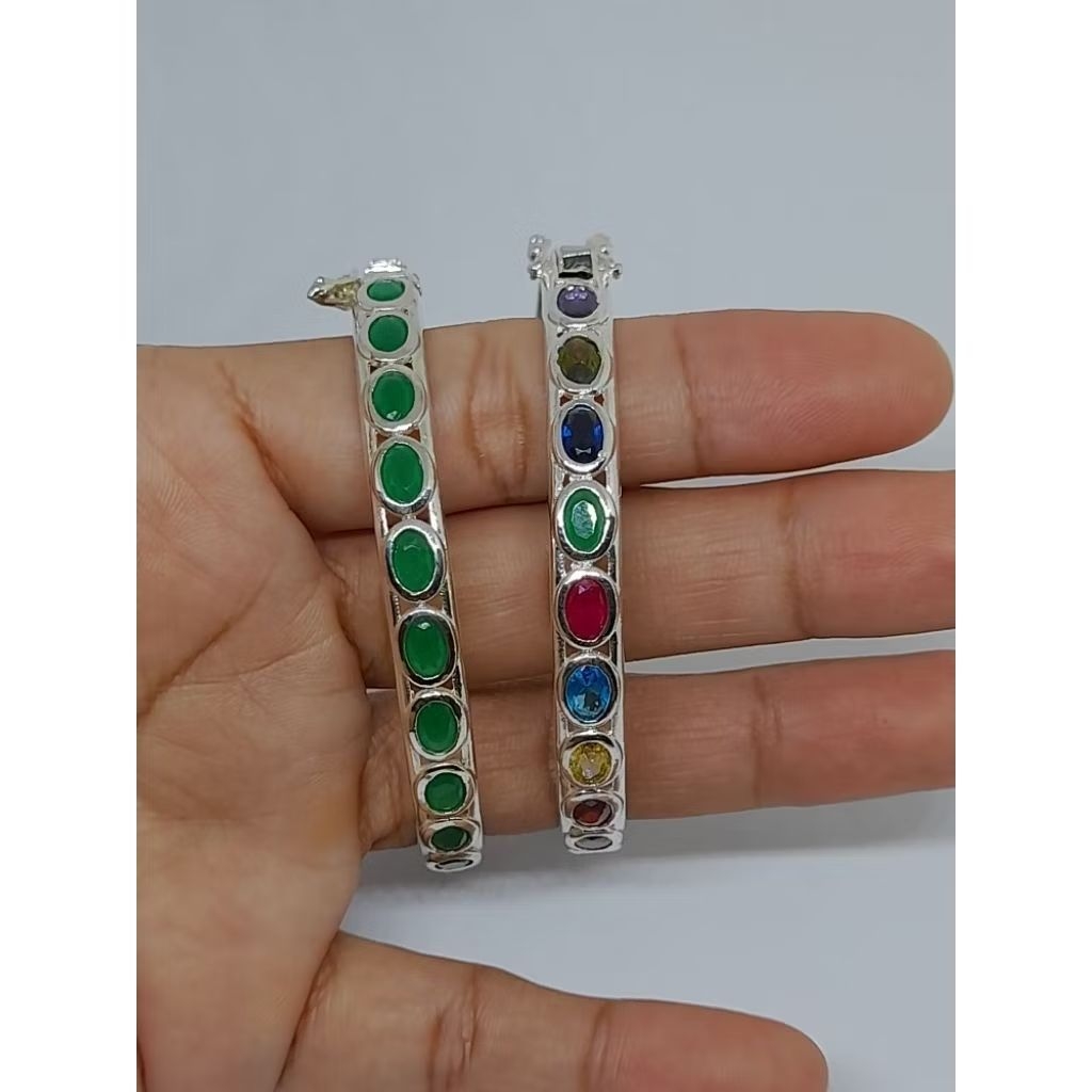 กำไลเงิน 1 แถว ล้อมพลอยนพเก้า ความกว้าง6 เซนติเมตร พร้อมส่ง