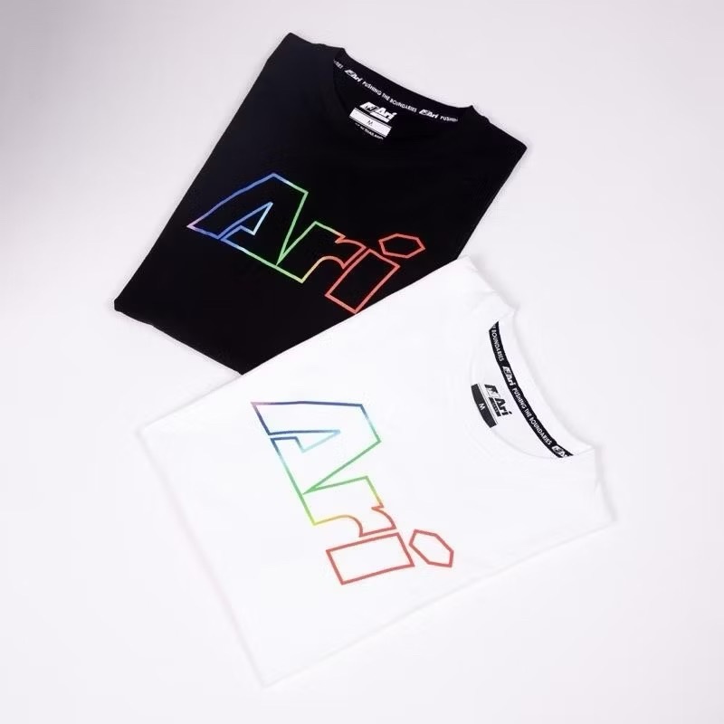 เสื้อยืด พิมพ์ลายเท่ๆ 2026 Ari เสื้อเชิ้ตลำลองแขนสั้นรุ่นใหม่ทำจากผ้าฝ้ายแท้เหมาะสำหรับทุกคน