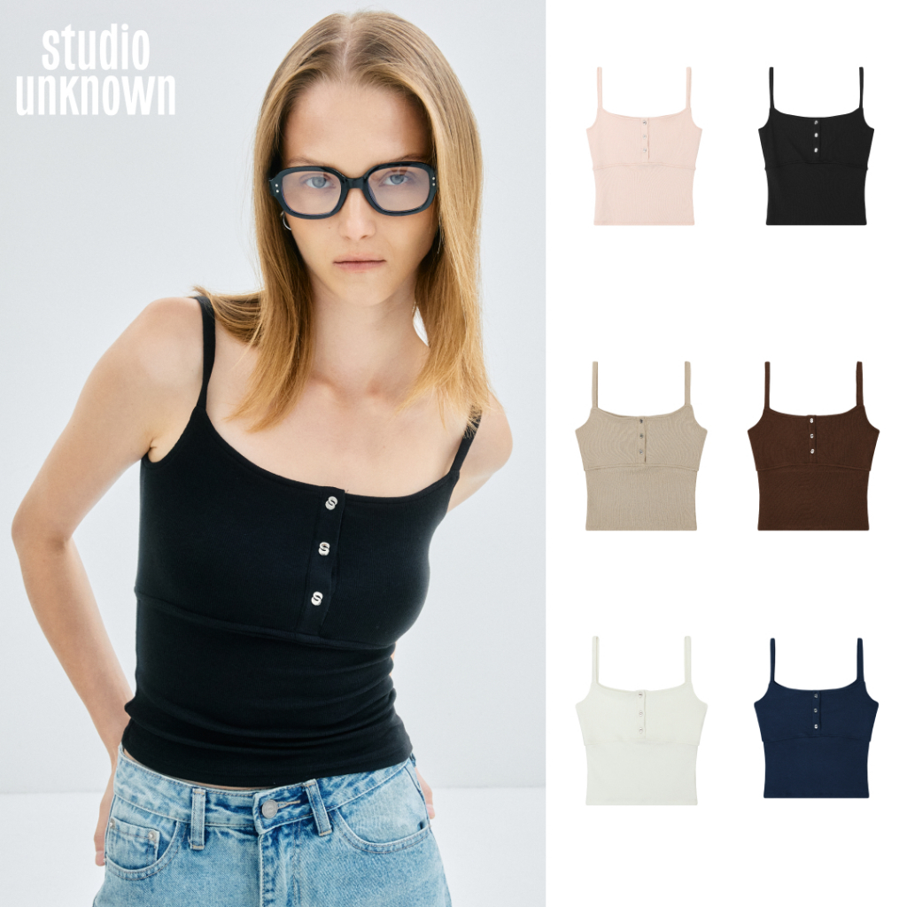 STUDIO UNKNOWN -  Spaghetti Ribbed Top  เสื้อกล้ามสายเดี่ยวตกแต่งกระดุมโลโก้