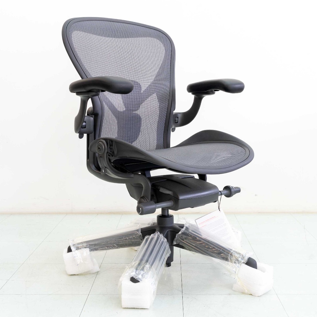 (ราคาใหม่!) Herman Miller Remastered Aeron Chair สี Graphite | โครง Nylon | ของแท้ 100% รับประกัน 12 ปี