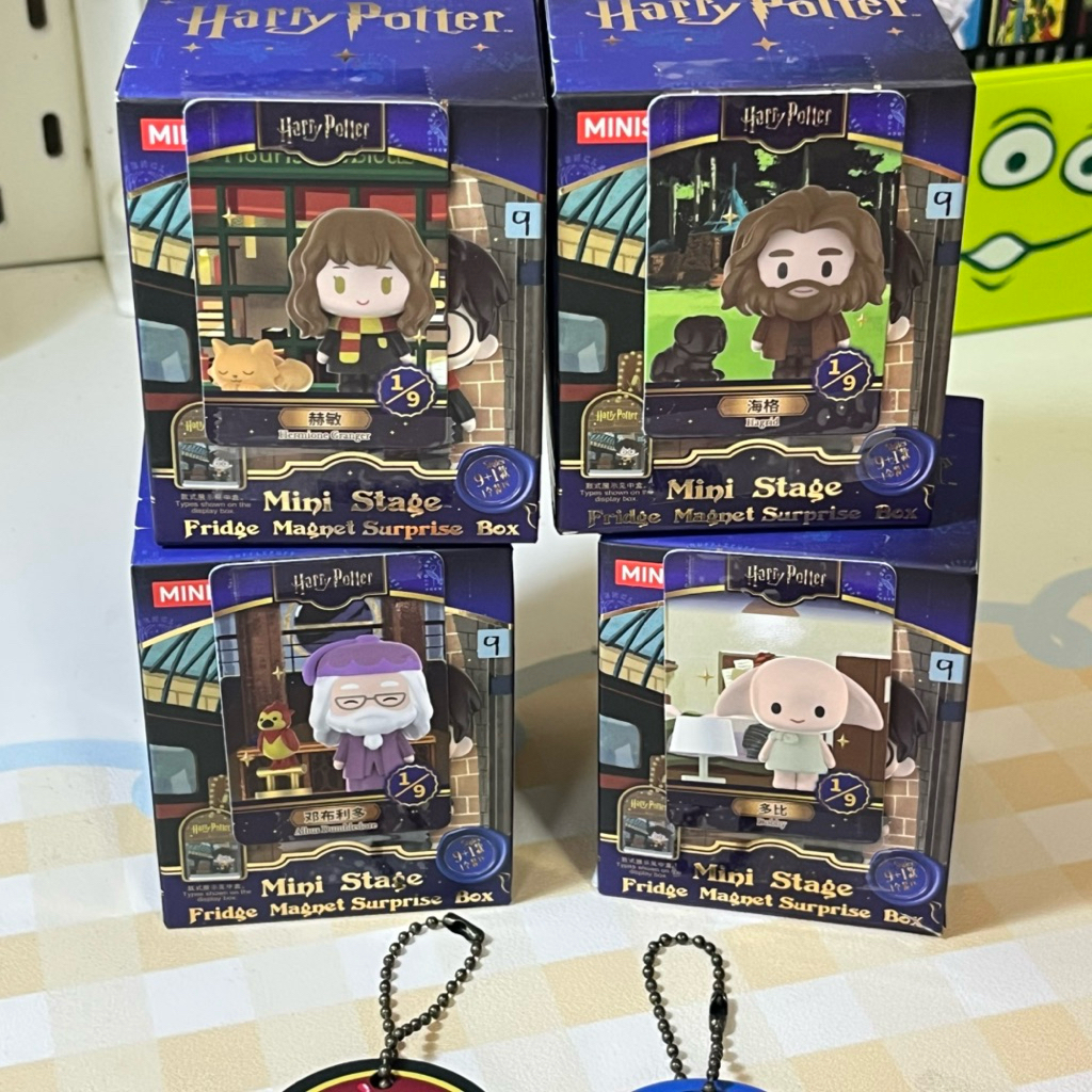 ขายแบบเช็คการ์ด แม่เหล็กติดตู้เย็นแฮร์รี่พอตเตอร์ Mini Stage Fridge Megnet Surprise Box พวงกุญแจแฮร์