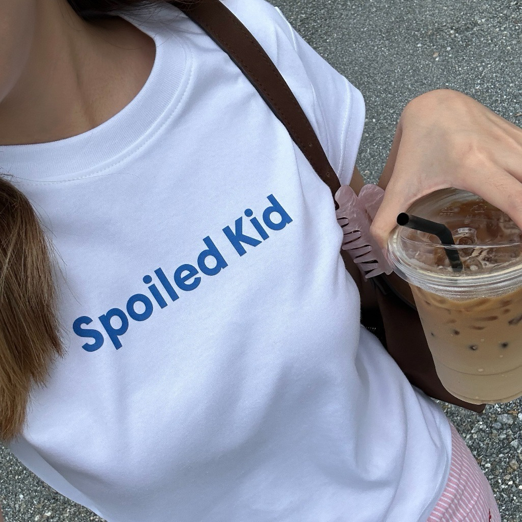 Kudsun.official ส่งต่อ *มีตำหนิเล็กน้อย* (ราคาเต็ม350฿) เสื้อยืด baby tee สีขาว ลาย spoiled kid