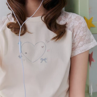 DAILYLOOK.SM --- Lilo top เสื้อยืดทรงพอดีตัว ดีเทลแขนเสื้อผ้าลูกไม้ซีทรู