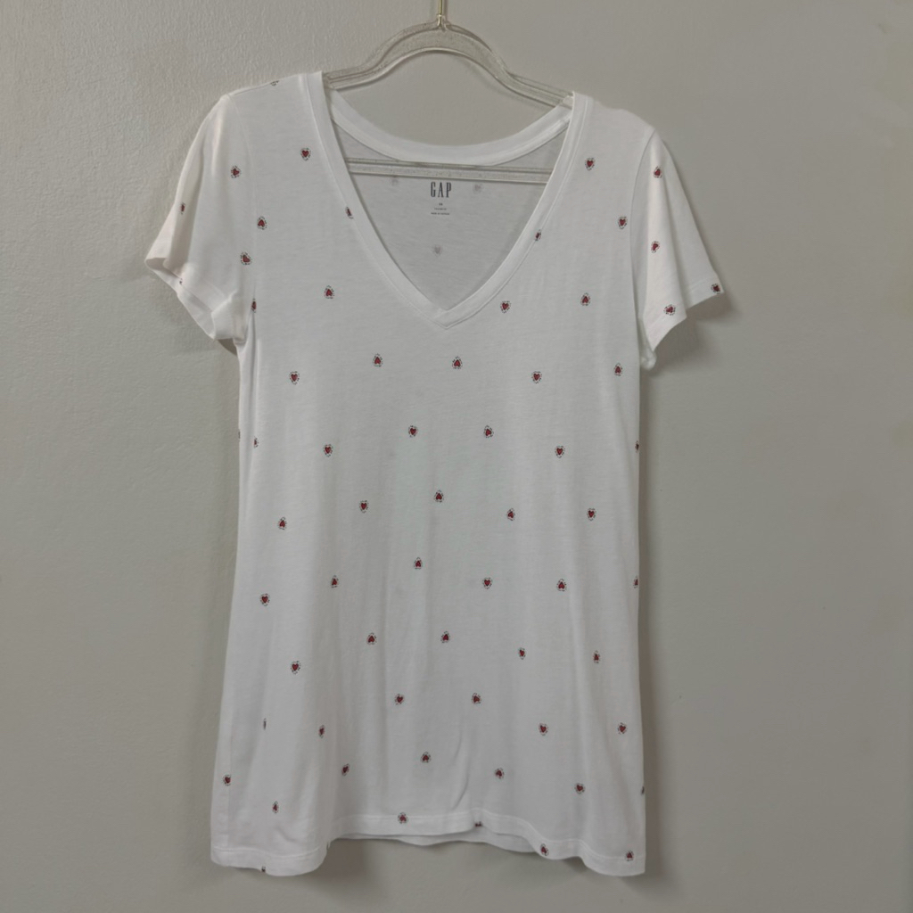 Gap เสื้อยืดสีขาวคอวี ลายหัวใจ เสื้อมือสอง