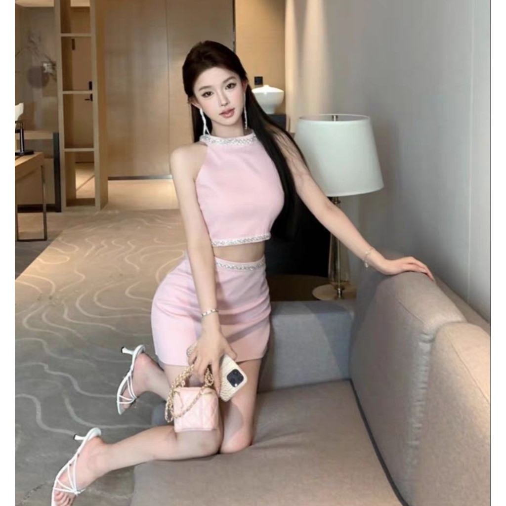ชุดเซ็ท 2ชิ้น ลุคคุณหนูตระกูลเศรษฐี เสื้อแขนกุดเปิดไหล่แต่งคริสตัล+กระโปรงเอวสูงทรงรัดรูป ลุคหรู ดูแพง เซ็กซี่ มีเสน่ห์