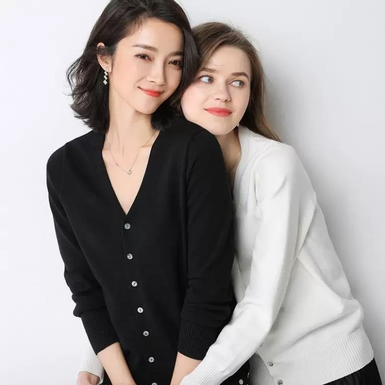 เสื้อคาร์ดิแกนถักแขนยาวทรงหลวมคอวีเนื้อนุ่ม ดีไซน์เรียบง่ายสำหรับผู้หญิง