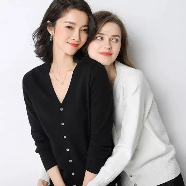 เสื้อคาร์ดิแกนถักแขนยาวทรงหลวมคอวีเนื้อนุ่ม ดีไซน์เรียบง่ายสำหรับผู้หญิง